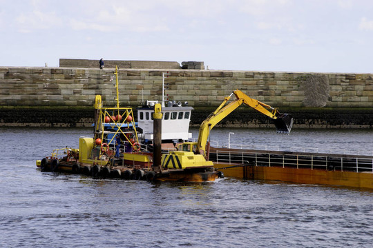 疏浚港灣
