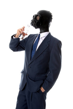 面具的人飲用