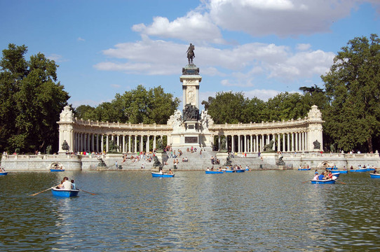 Retiro公園湖；馬德里