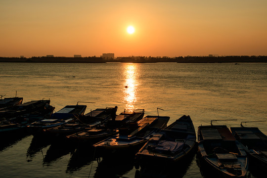 夕陽(yáng)黃昏 江上日落 一排漁船
