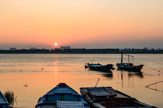 夕陽(yáng)黃昏 江上日落 一排漁船