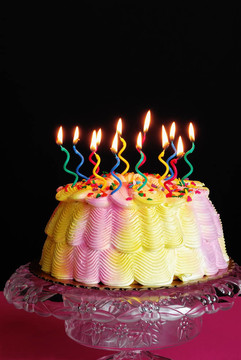 點(diǎn)燃生日蛋糕