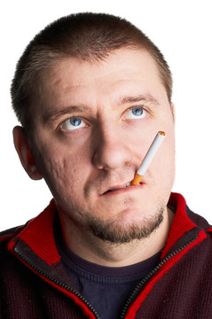 帶香煙的休閑男子