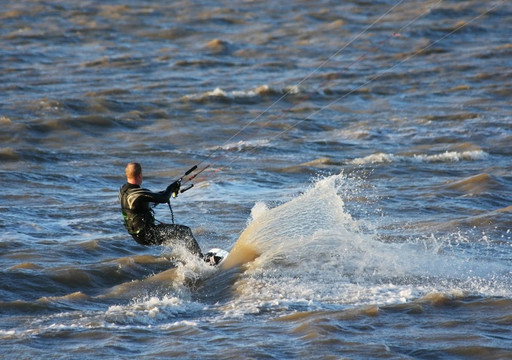 在噴霧kiteboarder