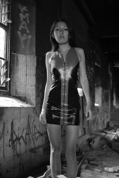 性感日本女人穿緊身乳膠。