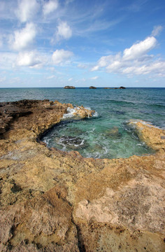 巖石的海水游泳池