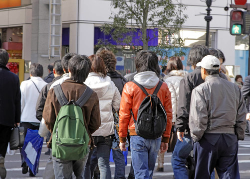 過馬路的青少年