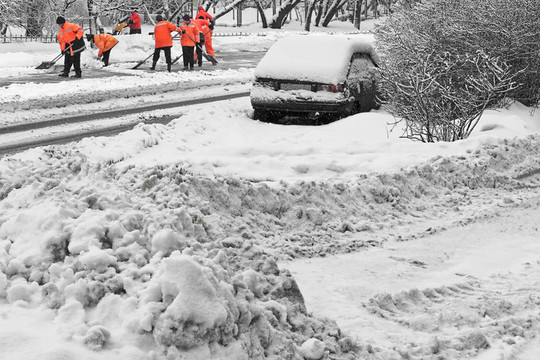 汽車在鎮(zhèn)上的降雪