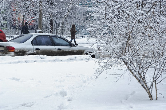 汽車在鎮(zhèn)上的降雪