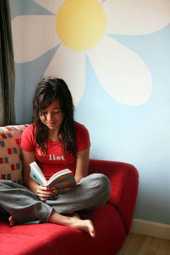 女孩在家里看書