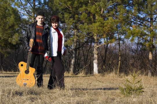 走在樹(shù)林里。