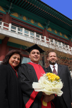 在亚洲大学的国际学生毕业典礼