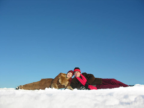 夫妻躺在雪上