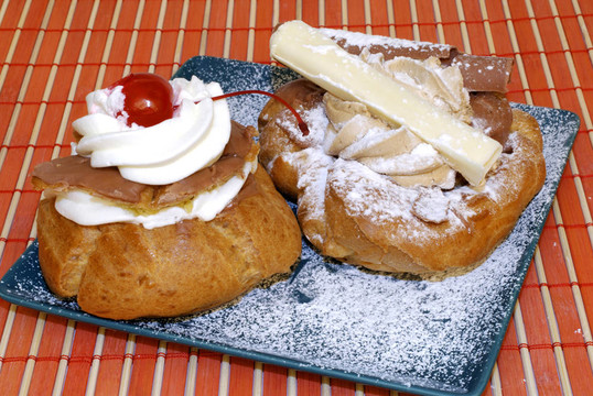 水果奶油和奶油的點(diǎn)心。