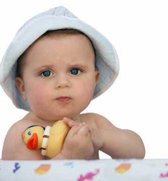 帶著一只橡皮鴨子的嬰兒
