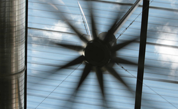 工業(yè)環(huán)境中的巨型風(fēng)扇。透過太陽幕可以看到開闊的天空。