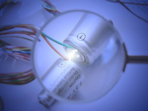 能發(fā)光的兩電池