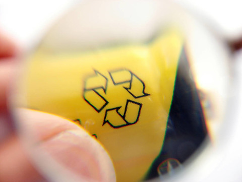 回收電池”的手指靠近下放大鏡符號。