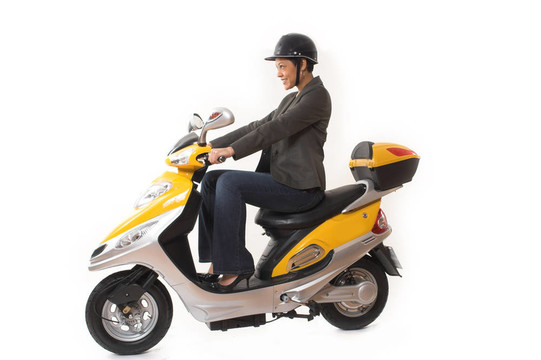 女人騎滑板車