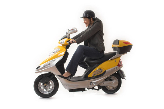 女人騎滑板車