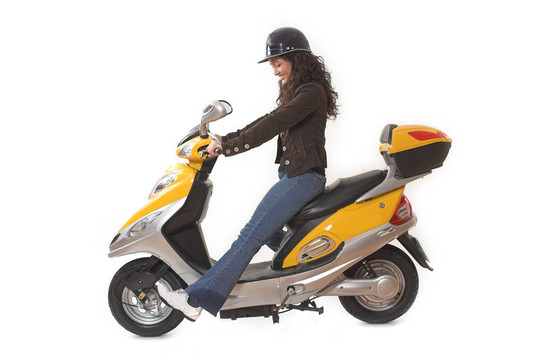 女人騎滑板車
