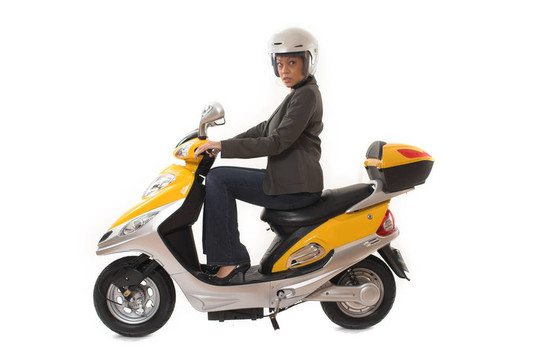 女人騎滑板車