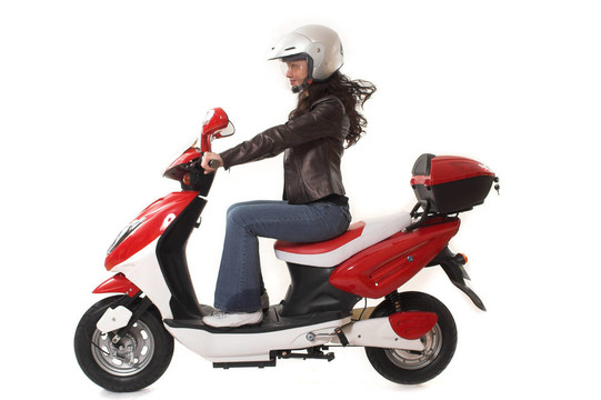 女人騎滑板車