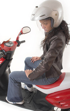 女人騎滑板車