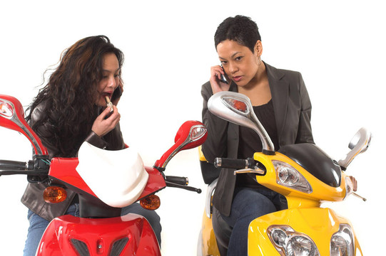 夫妻倆用手機(jī)聊天，做化妝