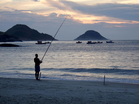 在海灘上釣魚