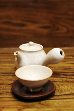 陶器茶壺和茶杯