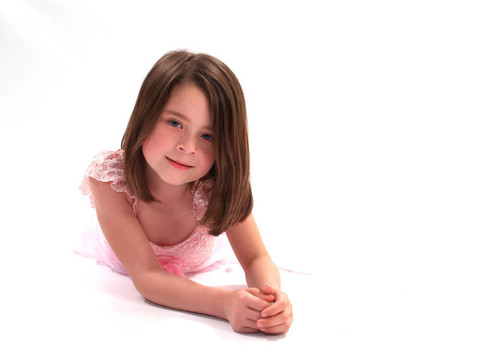 黑發(fā)的小女孩在白色的