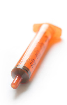 橙色的注射器