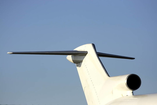 停在機(jī)場(chǎng)的一家航空公司的尾部