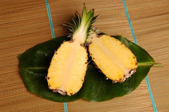 兩個(gè)菠蘿半