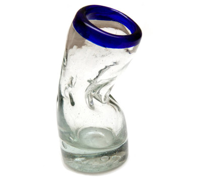 彎曲的玻璃口杯