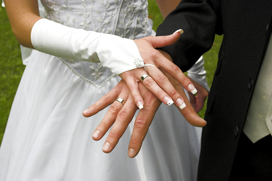 在翅片上的結(jié)婚戒指