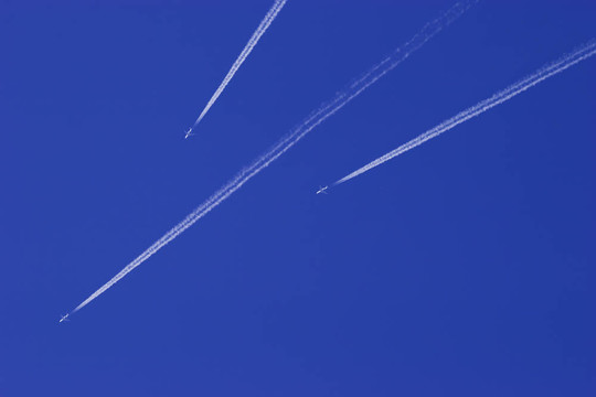 藍(lán)色天空中的噴氣飛機(jī)