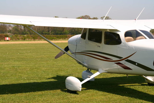 輕型飛機(jī)