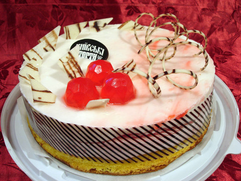 白色和粉红色的蛋糕在红色背景