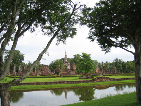 河附近的寺廟；素可泰；thailande