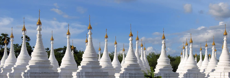 碑在Kuthodaw森林；曼德勒；緬甸；全景