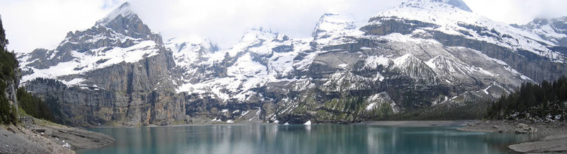 oeschinensee湖的岸邊-阿爾卑斯-瑞士全景。