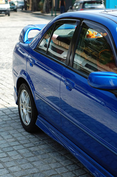 藍(lán)色的運(yùn)動汽車后視鏡