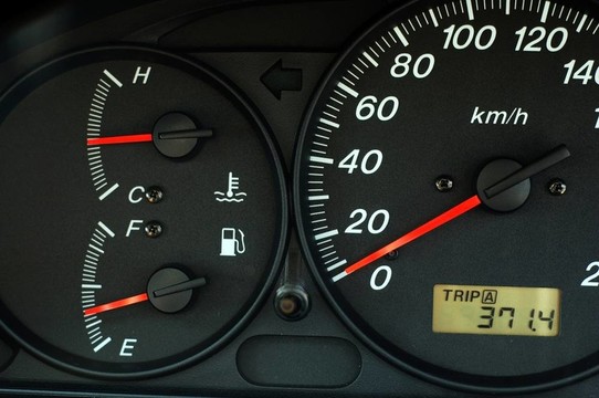 汽車儀表板的速度；溫度和燃料