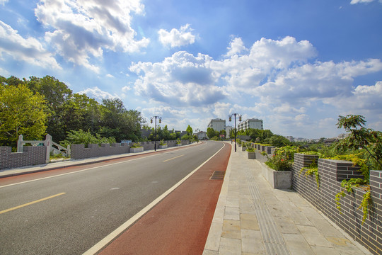 藍(lán)天白云下的城市公路