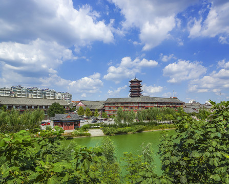 藍天白云下的城市風光