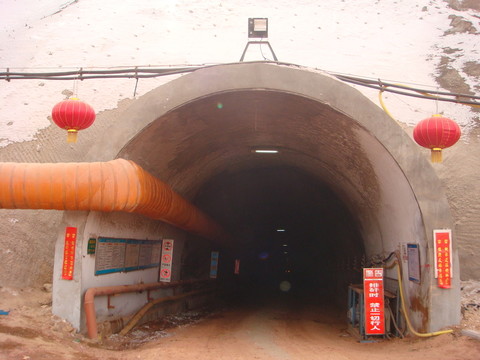 施工中的斜井