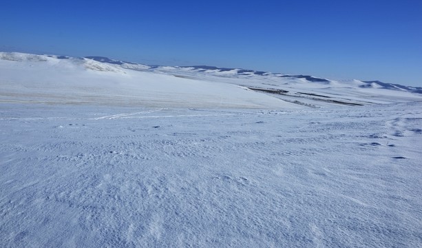山丘雪原