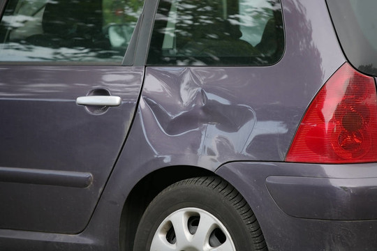 汽車側(cè)凹